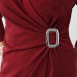elegancka-sukienka-wizytowa-plus-size-z-polyskiem-i-klamra-bordowa (3)