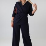 Elegancki komplet damski plus size z baskinką, kopertową bluzką i szerokimi spodniami – komplet wizytowy XXL dla puszystych 44-54