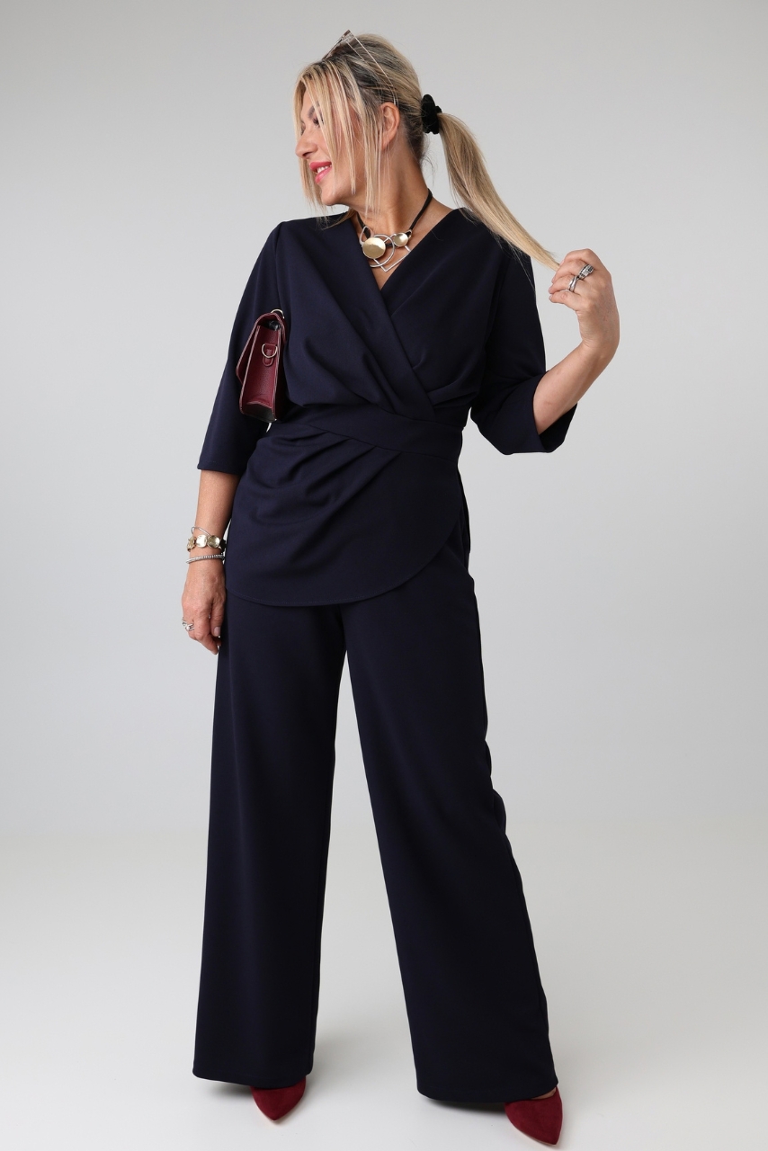 Elegancki komplet damski plus size z baskinką, kopertową bluzką i szerokimi spodniami – komplet wizytowy XXL dla puszystych 44-54