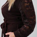 elegancki-komplet-damski-plus-size-z-koronkowymi-rekawami-brazowy (3)