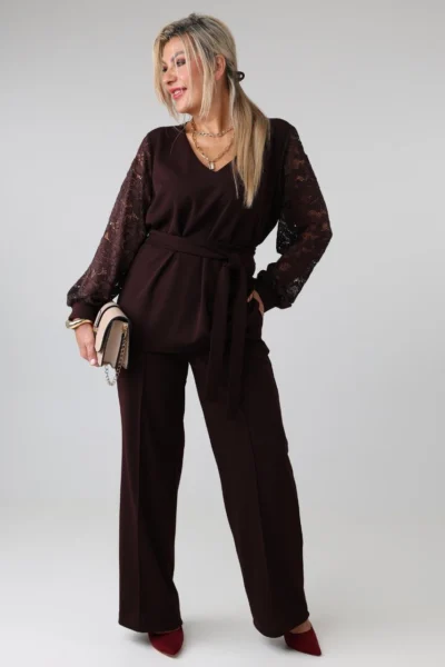 Elegancki komplet damski plus size ze spodniami, wiązaną bluzką i koronkowymi rękawami – komplet wizytowy XXL dla puszystych 44-52