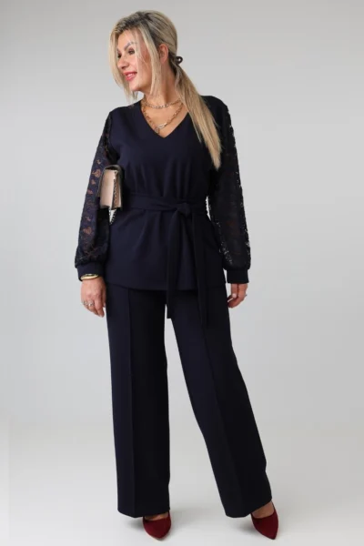 Elegancki komplet damski plus size ze spodniami, wiązaną bluzką i koronkowymi rękawami – komplet wizytowy XXL dla puszystych 44-52