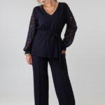 elegancki-komplet-damski-plus-size-z-koronkowymi-rekawami-granatowy (6)